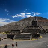 Mit den prähistorischen Ruinen von Teotihuacán besichtigen wir unsere ersten Pyramiden in Mexiko. Hier ein Blick auf die Grösste von allen, die rund 65m hohe Sonnenpyramide.
