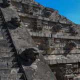 Die Quetzalcóatl Pyramide mit den vielen, verschiedenen Figuren, ist ebenfalls sehr beeindruckend.
