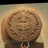 Die Piedra del Sol (Stein der 5. Sonne), welche meistens fälschlicherweise als Kalenderstein dargestellt wurde. 
