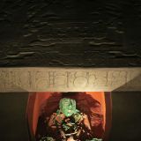 Grabmal mit dem skelettierten Schädel von Pacal, welcher die berühmte Totenmaske aus Jade-Mosaikplättchen trägt.
