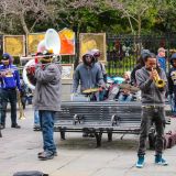 In New Orleans Strassen und Gassen tummeln sich einige Strassen-Jazz-Bands umher ...
