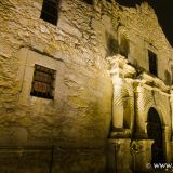 Das Fort Alamo bei Nacht.
