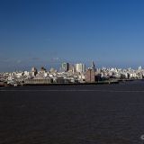 Ein letzter Blick zurück auf die Skyline von Montevideo, Uruguay.
