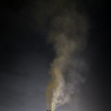 Die Kamine der "Grande America" spucken schwarzen Rauch in den Nachthimmel Brasiliens.
