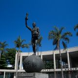 ... wo nebst 1950 auch 2014 das Finale der Fussball-WM ausgetragen wurde. Vor dem Haupteingang des Stadions trohnt ein Monument und ehrt die erfolgreichsten Fussballer Brasiliens wie Pelé, Ronaldinho, Neymar und Co.
