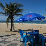 Die farbigen Plastikstühle und Tische sind ein Markenzeichen von Brasilien. 
