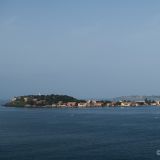 Mit der "Île de Gorée" im Vordergrund erreichen wir Dakar (Senegal).
