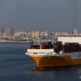 Kurz vor dem Eintreffen im Hafen von Dakar (Senegel) kreuzen wir ein anderes Grimaldi-Schiff. Die Freude ist natürlich gross, die beiden Kapitäne winken einander kräftig zu und die Schiffshorne röhren um die Wette. 
