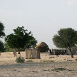 Einfache Lehmhütten im kleinen Kalahari Dorf Zutshwa. 
