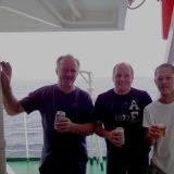 It's Party Time. Grillparty auf der "La Tour". Roger, zusammen mit unserem Schiffselektriker und Lindo, unserem Messman, geniessen ein kuehles Bier.  
