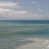 Auch in Neukaledonien gibt es wunderschoene Straende zu sehen und das Wasser glitzert in verschiedenen Blautoenen.  
