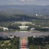 Ausblick vom Mt. Ainslie auf das War-Memorial (unten im Bild) und das Parlamentsgebäude (oben im Bild).
