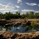 Ach - Australien ist einfach toll. Wir könnten immer wieder die gleichen Bilder machen, mit den "Wasserlöchern" und den sich darin spiegelnden Eucalyptusbäumen. Hier ein Bild vom "Lennard River". 
