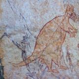 Diese Felsmalereien haben wir unterhalb der "Little Mertens Falls" gefunden. Man schaut sich einmal genau das Bild an, wie detailliert das Wallaby gemalt wurde. 
