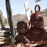 Man achte mal auf den Kopfschmuck dieser Himba. Bei dieser Version zeigt es, dass die Frau verheiratet ist.
