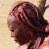Wenn man den nach hinten gebundenen Kopfschmuck dieser Himba betrachtet weiss man, dass es sich um eine Witwe handelt.
