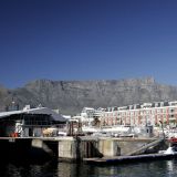Beide Wahrzeichen von Kapstadt vereint. Im Vordergrund die V&A Waterfront mit Blick auf den Tafeberg. Die berühmte Tischdecke über dem Tafelberg bekommt man nur während den Sommermonaten zu Gesicht.
