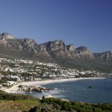 Teure Wohngegend, die Camps Bay gehört ebenfalls zu Kapstadt.
