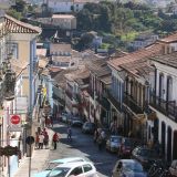 Blick auf die Terrassenhäuser von Ouro Preto
