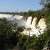 In Iguazu stürzt das Wasser in 275 Einzelfällen in die Tiefe.
