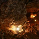 Steiler Abstieg ins Höhleninnere
