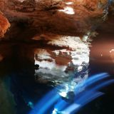 Diese Höhle ist für uns etwas vom Schönsten, was wir je gesehen haben. Dieses Farbenspiel ist einmalig
