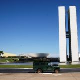Landy vor dem wichtigsten Gebäude von Brasilien. Hier werden die Geschäfte geregelt
