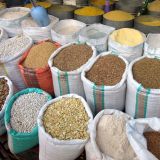Am Markt wird das Getreide in Säcken zum Verkauf angeboten.
