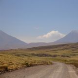 Wir erreichen langsam die Atacamawueste, umringt von Vulkanen.

