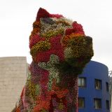 Übergrosser Hund aus Blumen vor dem Museum
