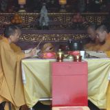 Buddhistische Mönche beim Beten
