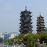 Die beiden Türme Riyue Shuang Ta in Guilin
