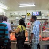 Schlange-stehen in Mzoli's Meat Restaurant im Township Gugulethu in Kapstadt
