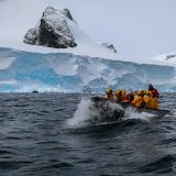 Mit dem Zodiac geht es hinaus ins offene Meer, ...
