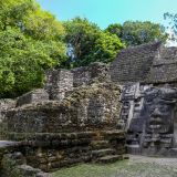 Der Masken Tempel ist mit einer über 4m hohen Maske dekoriert.
