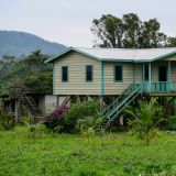 Wer jetzt vermutet, dass in Belize alle Leute in Blechhütten leben, irrt sich. Immer wieder treffen wir auf hübsche und farbenfrohe Häuschen auf Stelzen.
