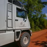 Auf dem Weg nach Placencia weichen wir auf eine Nebenstrasse aus und düsen auf einer gut unterhaltenen Erdpiste mitten durch den Urwald.
