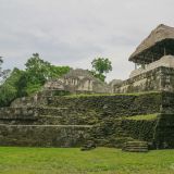 Blick auf einen Teil des Triadico in Yaxha.
