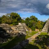 Und nun sind wir also in Tikal. Vom Tempel II (Tempel der Masken) erhält man einen fantastischen Blick über einen Teil der Anlage. 
