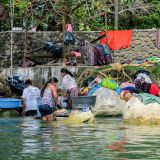 Am Rio Dulce wird immer noch fleissig von Hand gewaschen. 
