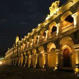 Der Palacio de Ayuntamiento bei Nacht.
