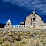Kirche im kleinen Andendorf Sajama. 
