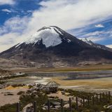 Bereits auf der chilenischen Seite, begrüsst uns der Vulkan Parinacota im Parque Nacional Lauca. 
