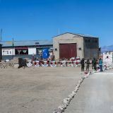 Beim Salar de Coipasa erkundigen wir uns beim Militär, wo denn der Eingang auf den Salzsee wäre. Hinter der Schranke links, liegt des Rätsels Lösung.
