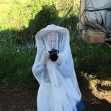 Beat nutzt seine Phantasie und baut sich mit seinem Moskitonetz einen Schutzanzug und geht so auf Fototour.
