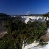 Auf der argentinischen Seite der Wasserfälle kommt man ganz nahe an die grossen und kleinen Fälle heran und spürt die brachiale Gewalt der tosenden "Cataratas".
