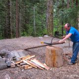 Roger testet seine neue Fiskars Säge. Scheint gut zu laufen. 
