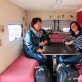 In der Zwischenzeit machen es sich Milly und Anita hinten in unserem "nicht viel kleineren" Mogli bequem. Und los geht die Fahrt! Yeeehaa :-)

