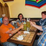 Zeit, für einen Aperitif beim Mexikaner. Die Herren lassen sich hier einen "Bulldozer" schmecken (Margarita mit einer kopfüber gestülpten Flasche Corona-Bier). Prost & Wohl bekommt's !!!
