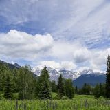 Im Hintergrund sieht man, jedoch nicht ganz komplett, den höchsten Berg der Rockies, der Mount Robson. 
